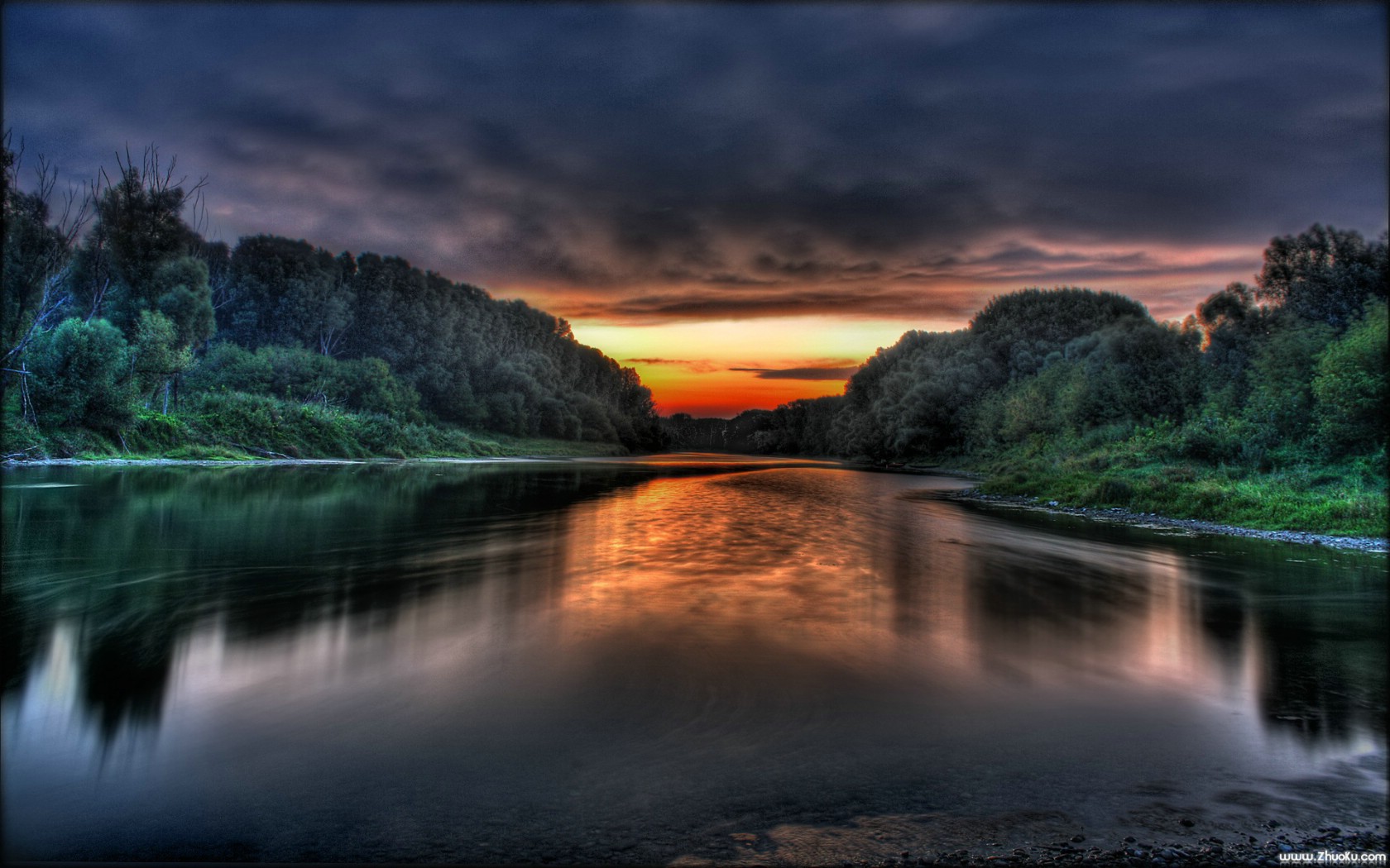 晴空朗照，红彤彤太阳霞光荏苒
